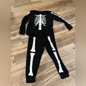 Under disguise women’s skeleton glow-in-the-dark costume pajamas. Size XL